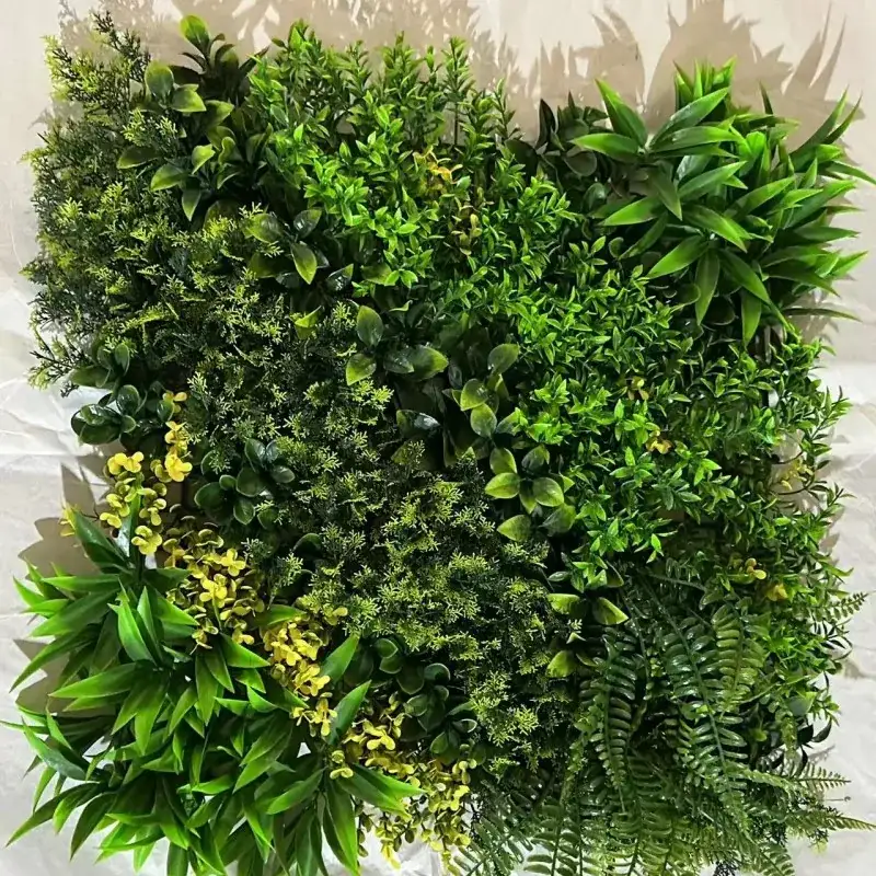 چمن مصنوعی روی دیوار